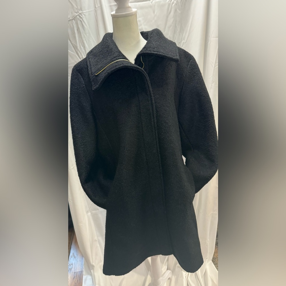 Like New, Women’s Nine West long coat with gold zipper